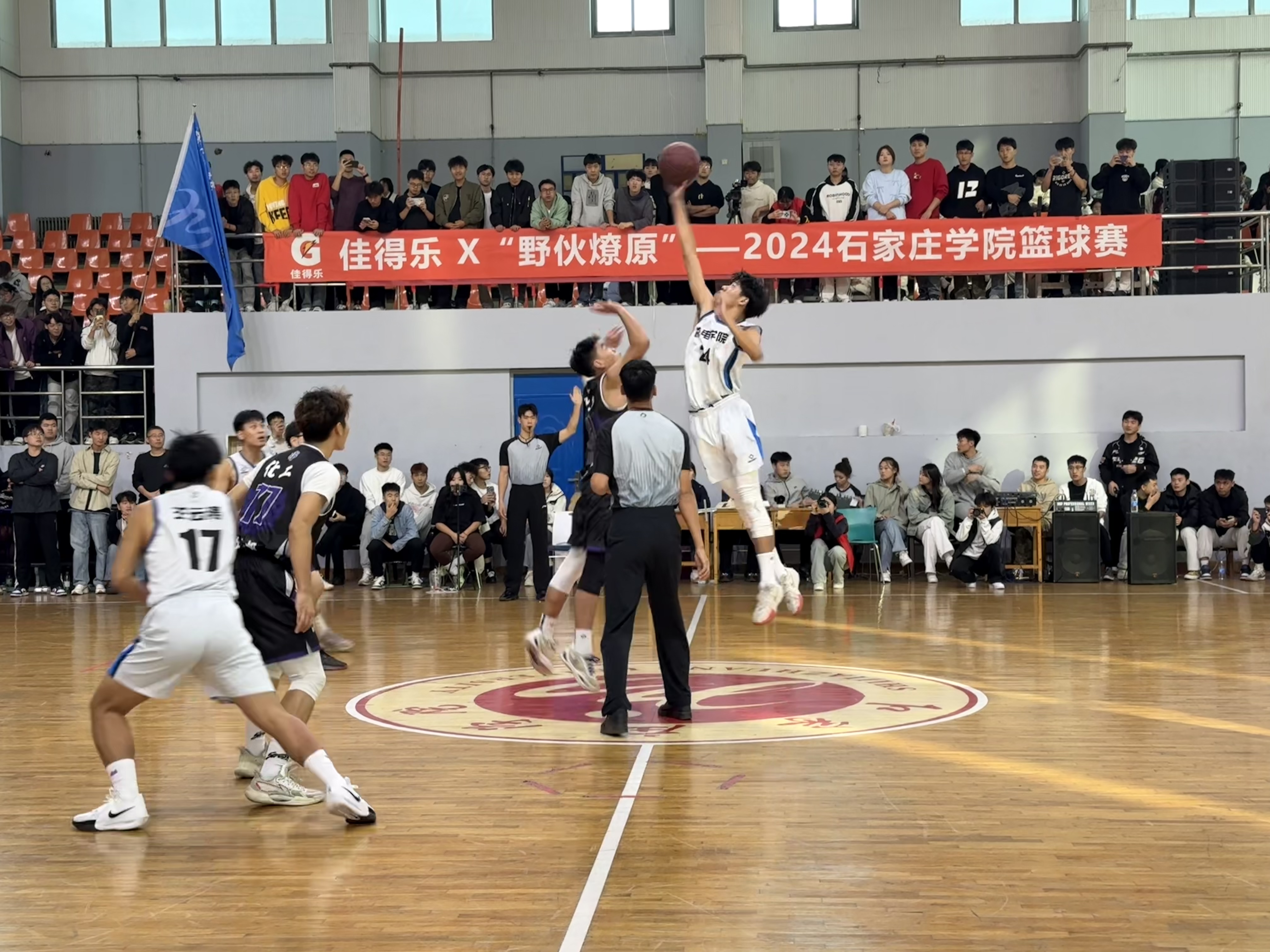 包含河北银行队在比赛中展现出强大的篮球实力的词条