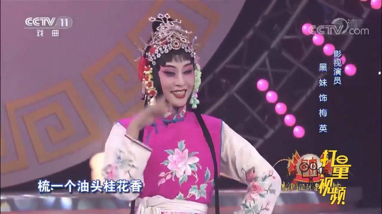 足球锦标赛现场女选手赢得阵阵掌声
