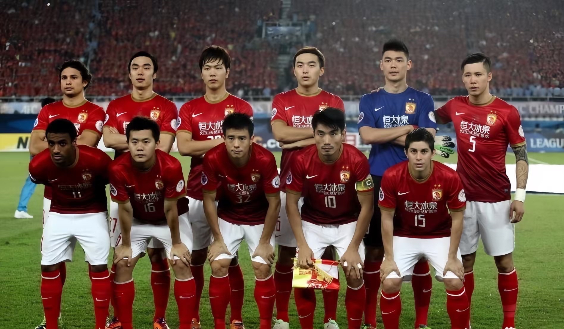 广州恒大获胜跃居中超榜首,上海上港遭遇连败的简单介绍 广州恒大获胜跃居中超榜首,上海上港遭遇连败的简单介绍