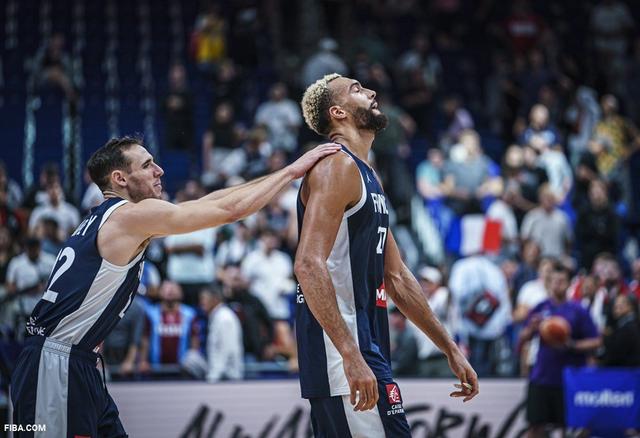 深圳队火力压制国王，戈贝尔攻防两端统治